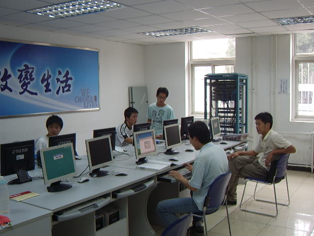 学员做实验